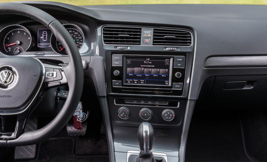 Детали интерьера Volkswagen Golf TSI 5-Door (Typ 5G) 2017 года  (NA) (фото 23 из 47)